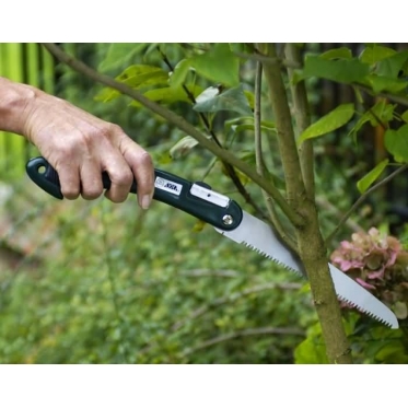 Soignez vos arbustes avec la scie arboricole !