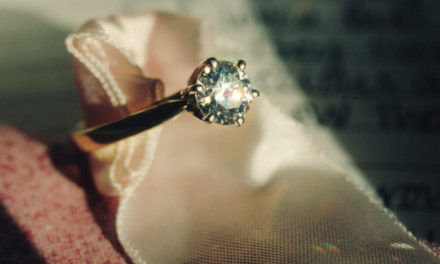 Pourquoi choisir les solitaires diamants pour sa bague de fiançailles ?